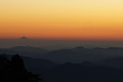 空がオレンジ色に染まっている山並みの景色が一望できる日出ヶ岳の写真