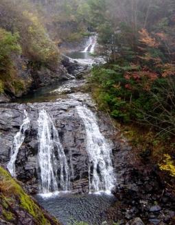 綺麗な紅葉と3つの滝が緩やかに流れる大鍋小鍋の滝の写真