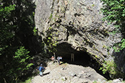中腹南面岩壁に開口する自然窟を高い場所から撮影した笙ノ窟の写真