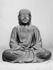 座禅を組んでいる地蔵菩薩坐像のモノクロ写真