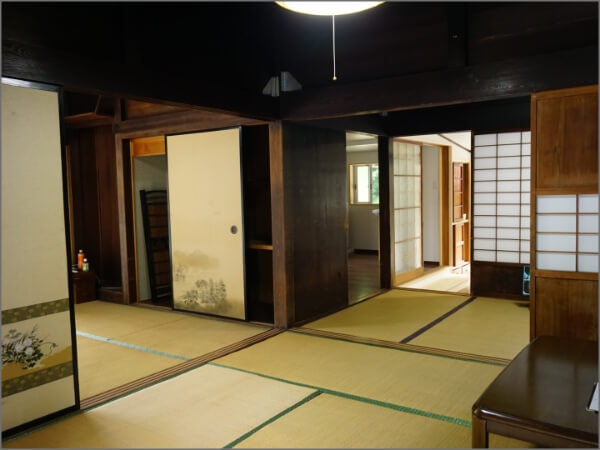 左側の和室奥には押し入れがあり、三間続いている和室の写真