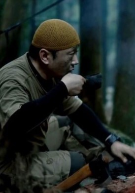 ニット帽をかぶった小林 和幸さんが右手にコップを持っている様子を横から写した写真